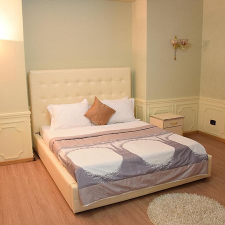 Hotel Eagle Тирана Экстерьер фото
