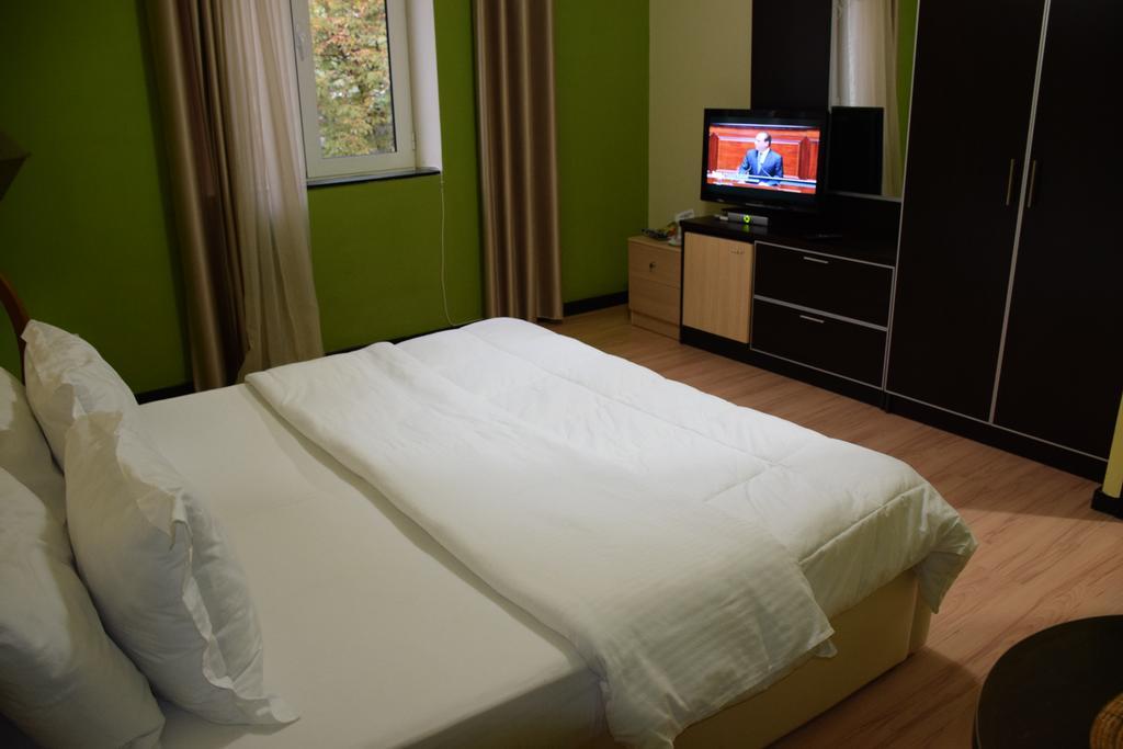 Hotel Eagle Тирана Экстерьер фото
