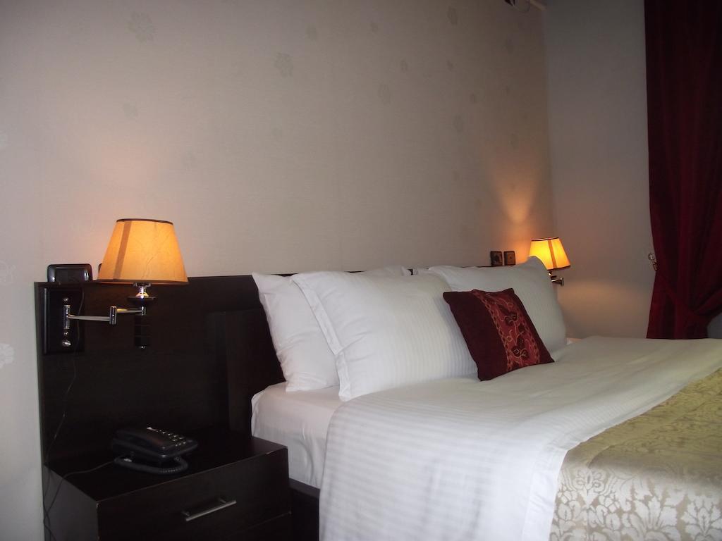 Hotel Eagle Тирана Экстерьер фото