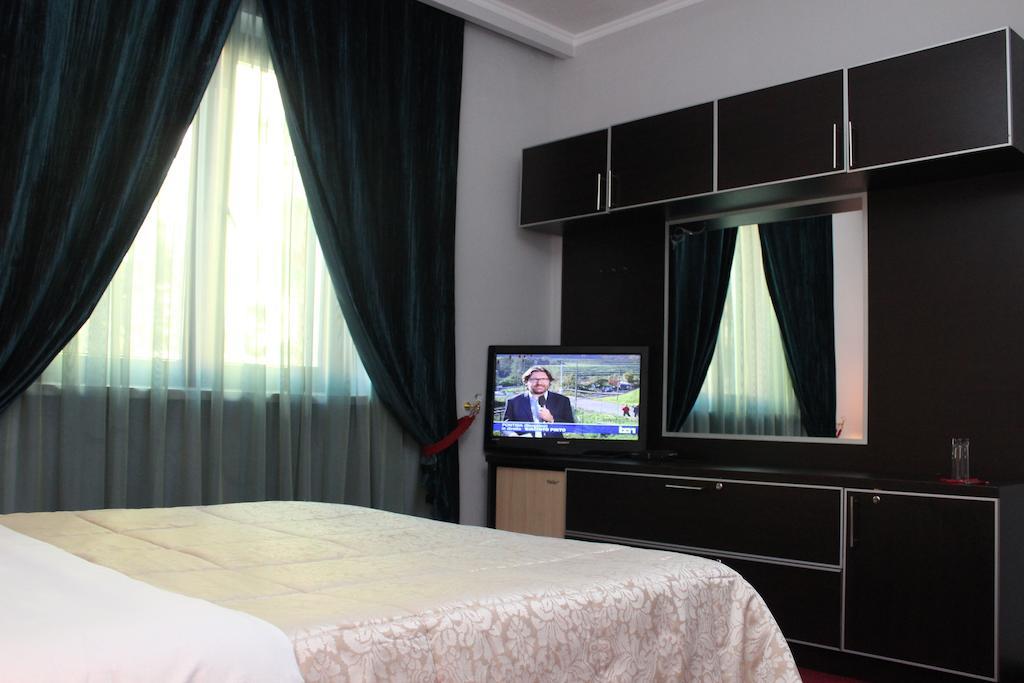 Hotel Eagle Тирана Экстерьер фото