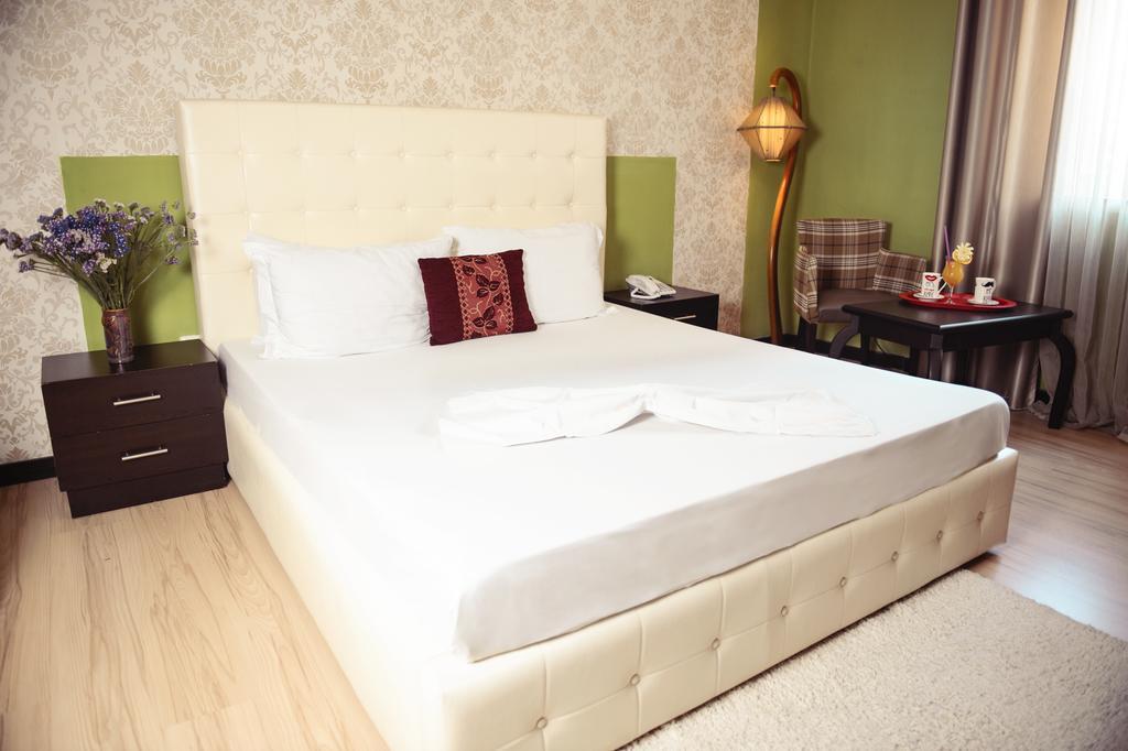 Hotel Eagle Тирана Экстерьер фото