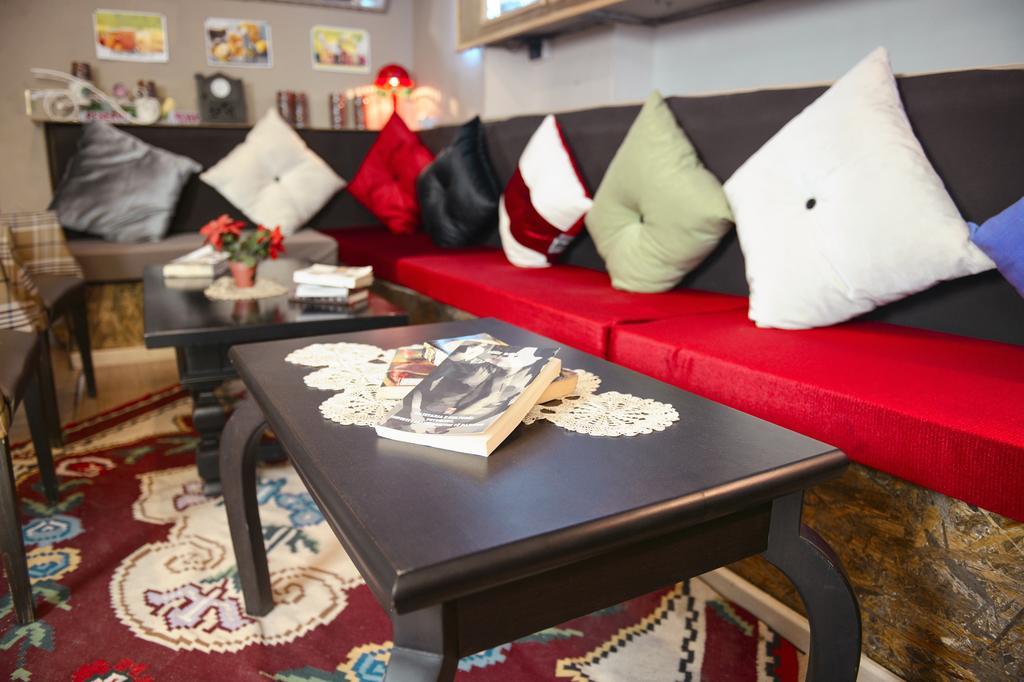 Hotel Eagle Тирана Экстерьер фото