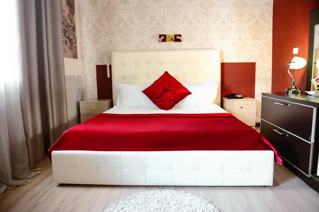 Hotel Eagle Тирана Экстерьер фото