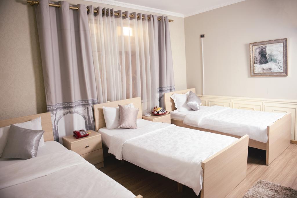 Hotel Eagle Тирана Экстерьер фото