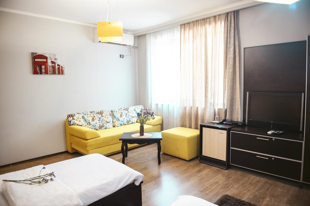 Hotel Eagle Тирана Экстерьер фото