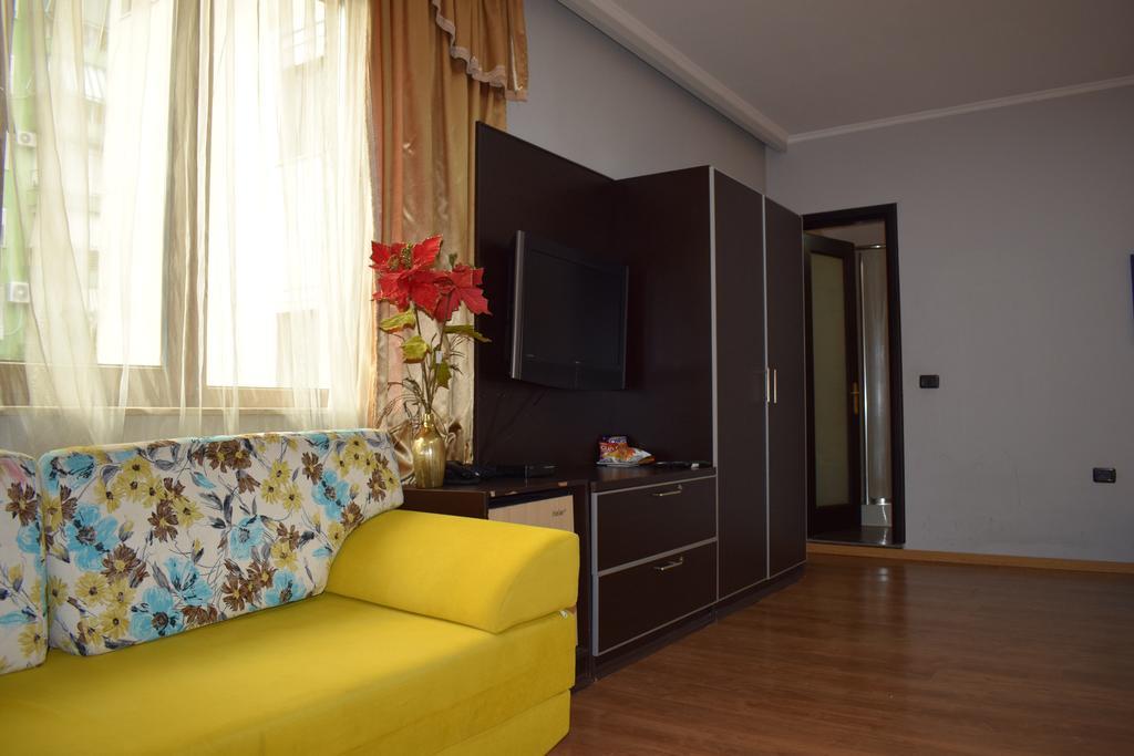 Hotel Eagle Тирана Экстерьер фото