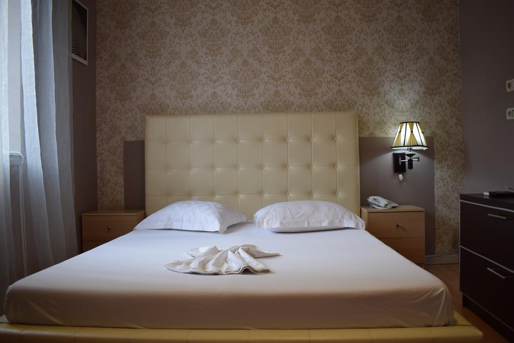 Hotel Eagle Тирана Экстерьер фото