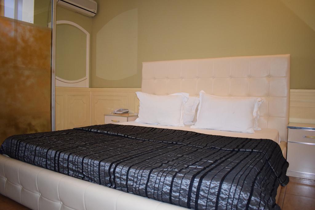 Hotel Eagle Тирана Экстерьер фото