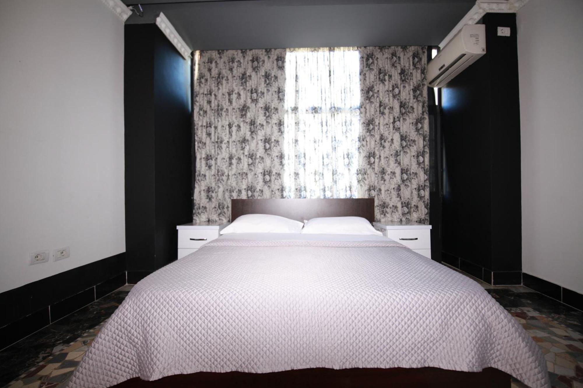 Hotel Eagle Тирана Экстерьер фото